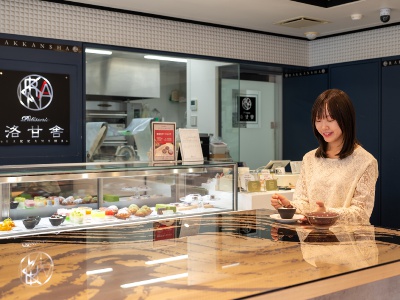 店内中央のカウンター席からは、ショーケースを眺めながらカフェタイムを楽しめる。