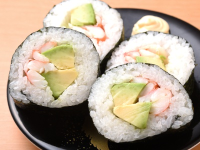 太巻きの中で一番人気の海老アボカド太巻き1,800円。このほかにも海鮮、マグロ、サーモンが揃う。