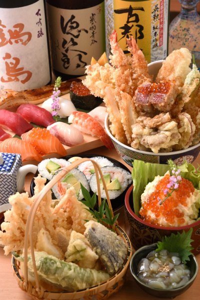 和牛いくらが贅沢なランチに人気の天丼 上 5,500円をはじめ、目移り必至の充実のラインナップ。