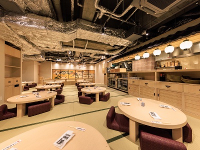 靴を脱いで上がれる店内。日本らしい畳席のほか、椅子席も完備している。