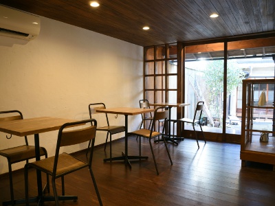 京町家を改装した店内には、廊下を利用したギャラリースペースも。