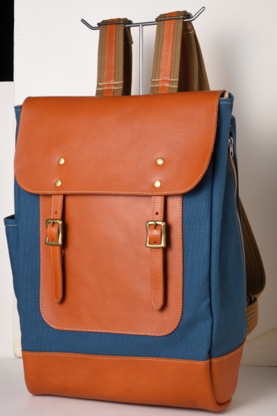 岡喜近江牛と高島帆布で作ったフラップ付きリュック(2バックル)【びわ湖ブルー・ブライトキャメル】33,000円