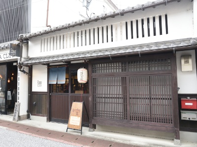 江戸時代にタイムスリップしたような店舗。店先にかけられた暖簾にも地産帆布を使用する。
※2026年２月時点の価格です。価格は予告なく変更される場合があります。
