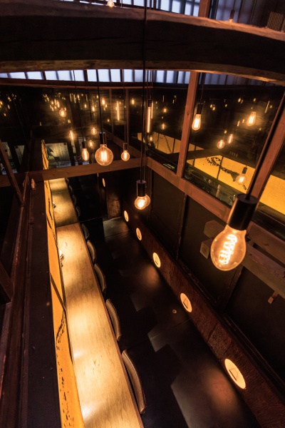 浮いているように見えるライトが灯された店内。2階には個室がある。