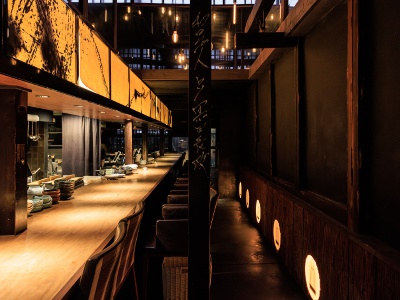 一階にはコの字型の大きなカウンター席が。お一人様利用におすすめ。