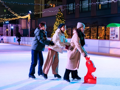 You can enjoy it under the blue sky during the day, and in the illuminated atmosphere at night.