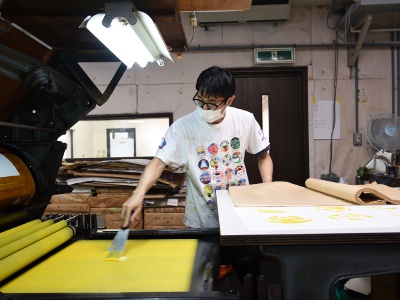 撮影した画像をそのまま版に焼き付けるため、オリジナルの情報を忠実に再現。オフセットやインクジェット印刷のような網点がないため、色彩の繊細なニュアンスまで表現できる。