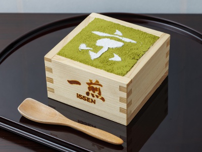 桝に入った抹茶ティラミス1,480円は抹茶の香りととろけるような食感が絶妙。