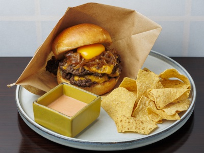 和牛100％で仕上げた和牛バーガー3,300円（トルティーヤ・ドリンクセット）。