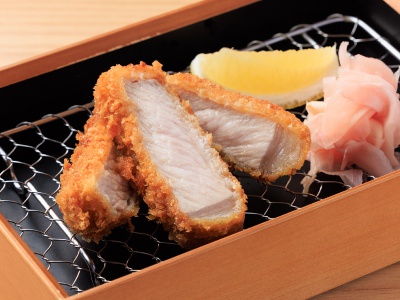 上質な茶美豚は脂の甘みとジューシーな旨みが自慢。塩で食べるのがおすすめ。