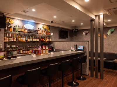 落ち着いた大人の空間が広がる店内。豊富な名酒とともに、特別な京都の夜を過ごせる。