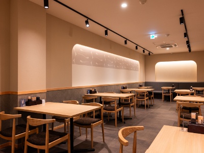 白木を基調とした店内。2フロアで85席を備える。