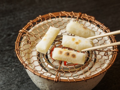 コンロで自らお餅を焼くのも楽しみのひとつ。アツアツのお餅を頬張れば、思わず笑みがこぼれる。