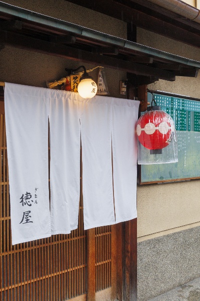 祇園の風情を感じる落ち着いた店構え。散策の休憩にもぴったり。