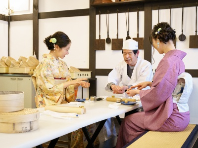 熟練の職人が丁寧に指導。四季を映した京菓子は旅の思い出にぴったり。