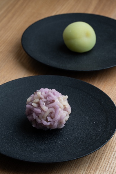 上生菓子は季節で内容が替わる。写真は6月の紫陽花（手前）と青梅
（奥）。
