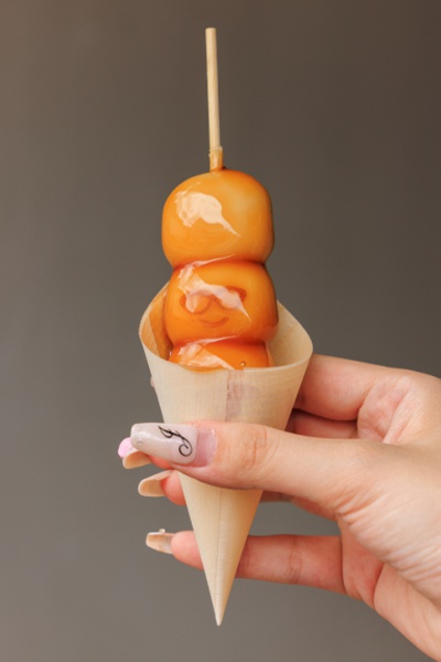名物のみたらし団子350円。にっこり笑うメガネの焼印が愛らしい。