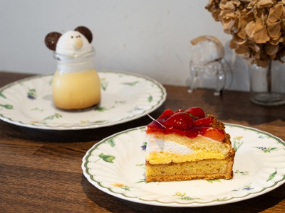 ジューシーないちごのタルト（手前）745円。くまプリン（奥）530円も人気。　