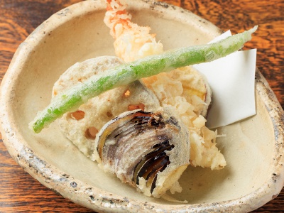 お昼の特別コース4,950円の一品。旬の素材を軽やかに揚げた天ぷらが楽しめる。　