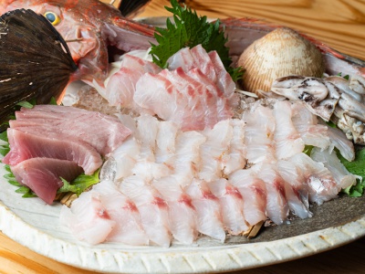 豪勢なお造り盛り合わせ1人前8,800円〜（写真は2.5人前）。