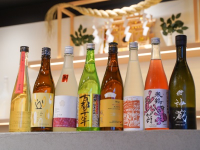 京都を中心に厳選された個性豊かな8種類の日本酒を飲み比べできる。
