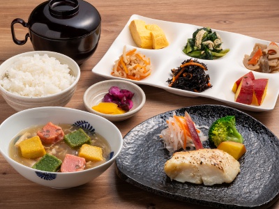 カラスガレイ西京焼と京生麩の餡かけ定食2,500円。香ばしい西京焼と、とろり餡がかかった京生麩を楽しめる。