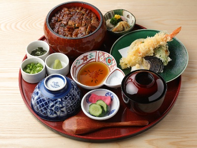 看板の贅沢 上ひつまぶしセット5,230円。備長炭で焼いたうなぎのひつまぶしに、天ぷらなどが付く一膳。