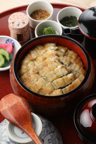 河原町店限定の極み 白のひつまぶし4,980円。タレに頼らず、白焼きの素材の旨みで味わう贅沢な一杯だ。