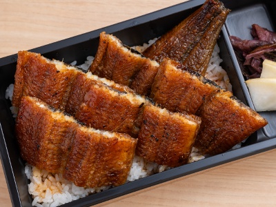 うな重弁当特上4,880円。備長炭で焼き上げたうなぎをたっぷりと。持ち帰りにも対応する。