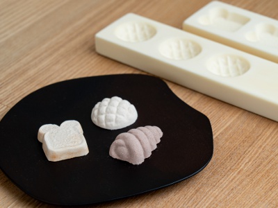 樹脂製の干菓子の型は店主の手作り。本物の質感と、愛らしい形へのこだわりが光る。