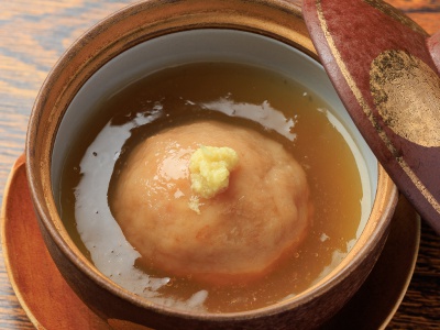 お昼の特別コースの蒸物。写真の蓮根饅頭など料理人の技が光る逸品が用意される。