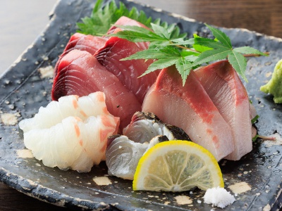 お造り盛り合わせ1人前900円〜（写真は2人前）。旬の魚介を彩りよく、日本酒とともに。　