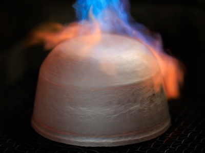 純銀を約800℃まで熱し、叩いて鍛えることで強くなる。