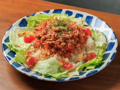チリコンカンタコライス風1,200円もランチタイムで人気のメニュー。　