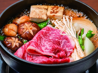 力山【極】15,400円、富士【極】12,800円などのコースで、角すき・和牛リブロースすき焼き両方が楽しめる。