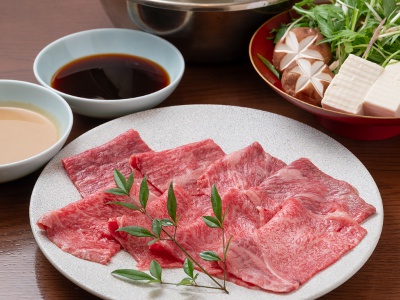 しゃぶしゃぶのコースは11,000円～。すき焼きと両方楽しめる贅沢なコース14,000円～も用意。