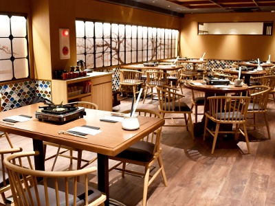 落ち着いた雰囲気の店内。明るいスタッフによる気持ちの良いサービスも、人気の理由。