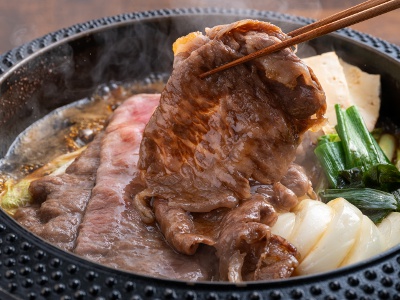 一枚目は砂糖と醤油で肉本来の旨みを堪能し、以降は野菜の旨みとともに味わいの変化を楽しみたい。