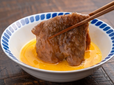 京都生まれの「濃紅卵」にくぐらせることで、黒毛和牛の旨みがより際立つ。