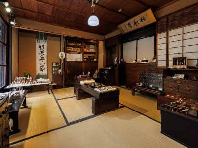 床の間のある店先では手頃な価格で手に入る錺のアイテムが並ぶ。