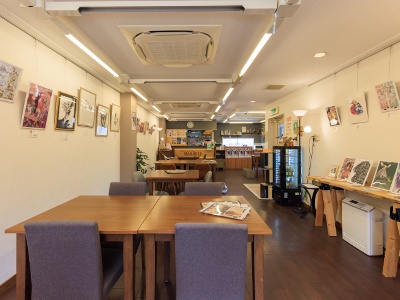 2階はアートに囲まれたカフェ。開放的な空間でリラックスできる。