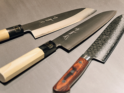 A kitchen knife with the word 'Jikko' engraved on it. There are a variety of patterns and blade designs, and it is also recommended as a gift. The wrapping that is not too showy is also popular.