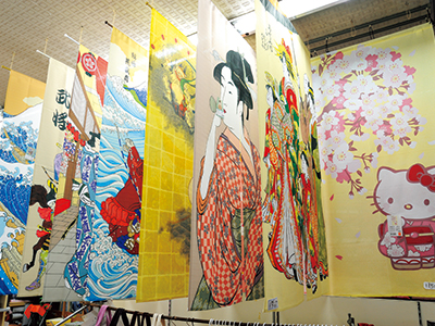 部屋を彩ってくれる暖簾は2860円～用意。浮世絵や招き猫など、日本らしいテイストのものが多く揃っている。キャラクターものも人気を集める。