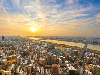 You can enjoy a panoramic view of Osaka City from the observation area where you can take pictures. The sunset is a must-see.