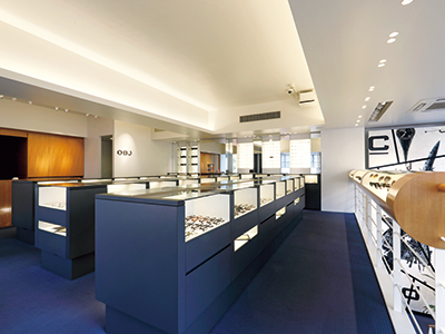 On the second floor, you can find eyewear from rare brands such as RIGARDS and Jacques Marie Mage that are hard to find in other stores. Choose the one that suits your taste.