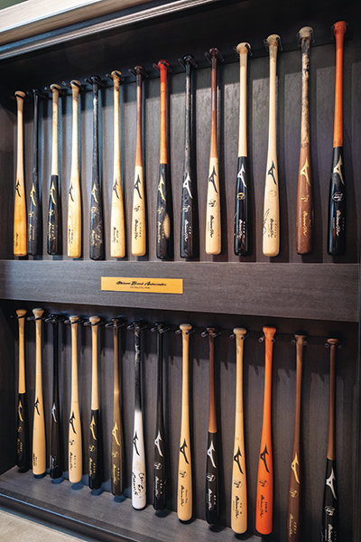店内には展示コーナーも充実。プロ野球選手が実際に使用したバットやグラブなど、他では見られないものがいっぱいで、眺めているだけでも楽しい。