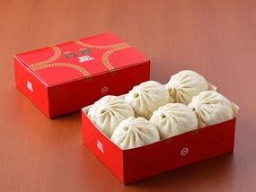 551定番の豚まんはおみやげにも大人気。2個、4個、6個、10個と数パターンあるのもうれしい。カラシやタレをたっぷりとつけて味わって。