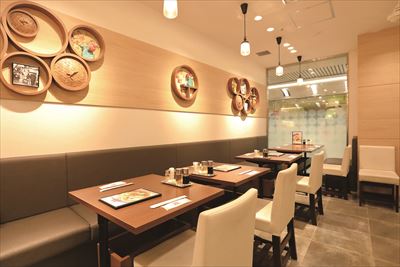 調理場が見える店内では、海鮮焼そば1000円や酸辣湯麺950円などの本格的な中華料理をゆったりと味わうことができる。