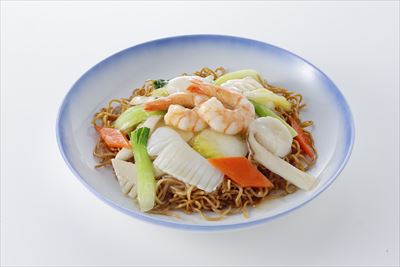 エビやホタテ、イカなどの海鮮たっぷりのあんを、自社製の蒸し焼麺にかけて食べる海鮮焼そば。551の定番メニュー。