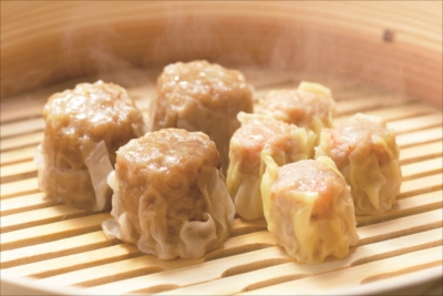 レストランでは、ジューシーな焼売は2個220円。豚まんに次ぐ人気メニューで、オーソドックスなもののほか、エビ焼売4個320円もある。